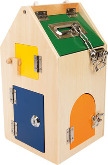 houten-huis-met-sloten-small-foot