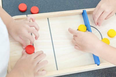 2 in 1 Sjoelbak - Plan Toys