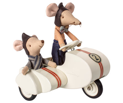 Metalen scooter met sidecar