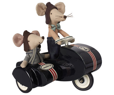 Metalen scooter met sidecar